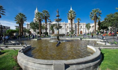 Peru, Arequipa - 09 Kasım 2015: Ana Meydanı, Arequipa kilise ile 