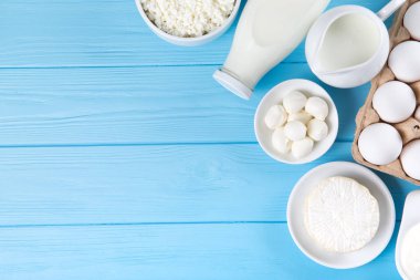 süt ve süt ürünleri üstten görünüm mavi ahşap zemin üzerine
