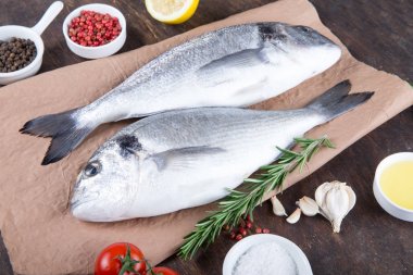 Çiğ limon, domates ve otlar ile dorado/süs balıkları