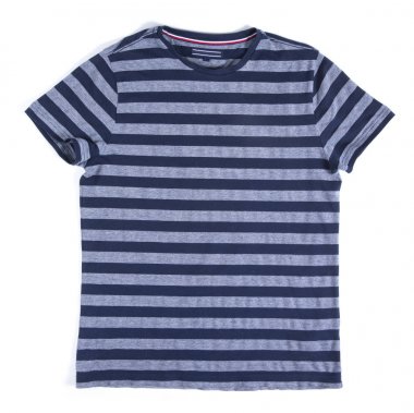  Beyaz arkaplanda izole edilmiş t-shirt