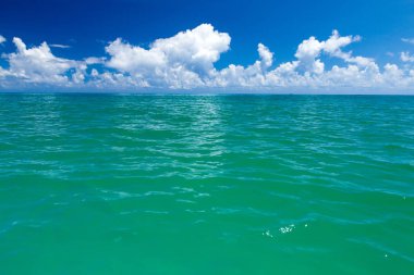 Deniz Manzaralı bulutlu mavi gökyüzü arka plan üzerinde