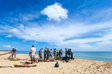 Sri Lanka - Mach 23: Balık ağı Hint Okyanusu üzerinden yerel balıkçılar çekme