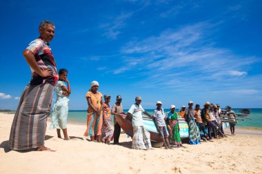 Sri Lanka - Mach 23: Balık ağı Hint Okyanusu üzerinden yerel balıkçılar çekme