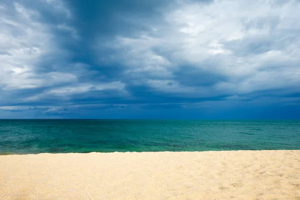 Línea Costera Del Mar Caribe Con Cielo Nublado —  Fotos de Stock