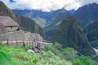 Peru, Machu Picchu - 11 Kasım 2015: Machu Picchu, Unesco Dünya Mirası yürüyen turist