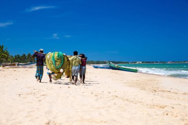 Hindistan, Sri Lanka - Mach 17, 2017: Balık ağı Kosgoda Hint Okyanusu'ndan çekerek yerel balıkçılar   