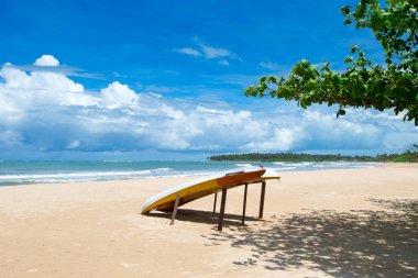 Plaj tekne tropik sahilde Deniz Manzaralı