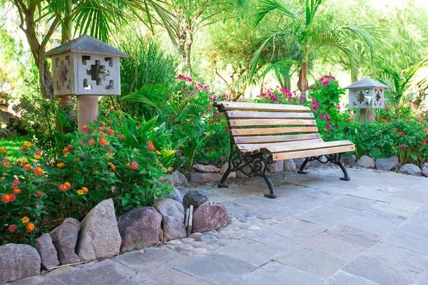 Paesaggio Giardino Con Alberi Fiori Panchina — Foto Stock