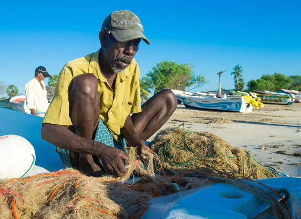Hindistan, Sri Lanka - Mach 17, 2017: Balık ağı Kosgoda Hint Okyanusu'ndan çekerek yerel balıkçılar   