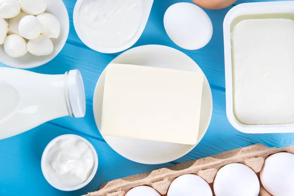 Färska Mjölkprodukter Blå Trä Bakgrund — Stockfoto