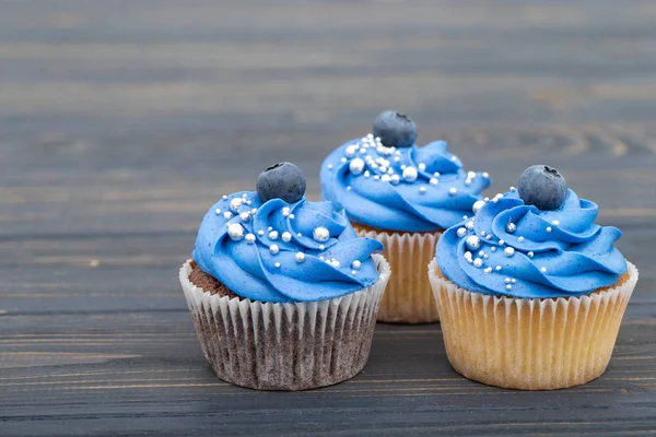 Sabrosos Cupcakes Sobre Mesa Madera Gris — Foto de Stock