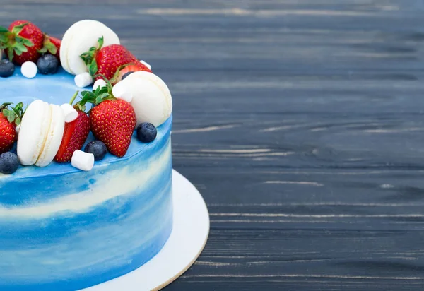 Zoete Cake Met Aardbeien Plaat Grijs Houten Tafel — Stockfoto