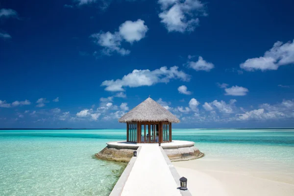 Beyaz Kumlu Sahili Denizi Olan Tropik Maldivler Adası — Stok fotoğraf