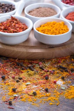 Otlar ve baharatlar seramik kase