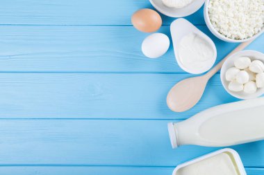 Mavi ahşap zemin üzerine taze süt ürünleri 