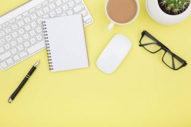 tablet, klavye, kahve fincanı ve gözlük ile çalışma alanı alanı Sarı zemin üzerine kopyalayın. Üstten Görünüm.
