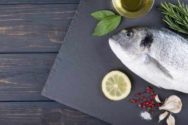 Ham maddeler pişirme ile dorado balık