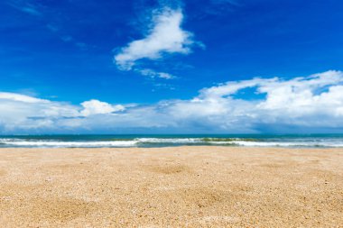 Deniz ve mavi gökyüzü manzaralı sakin tropikal plaj