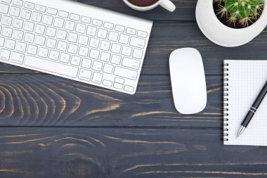 Ahşap masa olarak erzakla modern çalışma alanı 
