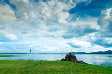 Sri Lanka, yatay, yeşil çim ve göl