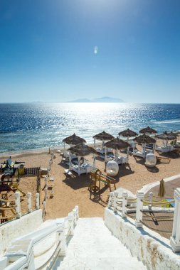 Tropik plaj. Turizm için yaz tatili ve tatil kavramı