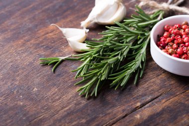 Seramik kaselerde otlar ve baharatlar. Aromatik maddeler ve natu