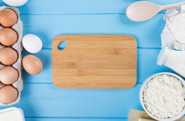 Ahşap masa üzerinde süt ürünleri. Süt, peynir, yumurta, lor peyniri a