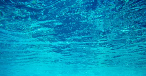 Unterwasserblick auf die Meeresoberfläche — Stockfoto