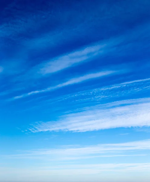 Fondo azul cielo con pequeñas nubes. cielo fondo —  Fotos de Stock