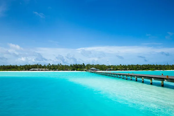 Tropische Insel der Malediven mit weißem Sandstrand und Meer — Stockfoto