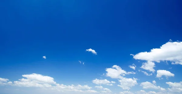 Fondo cielo azul con unas nubes minúsculas — Foto de Stock