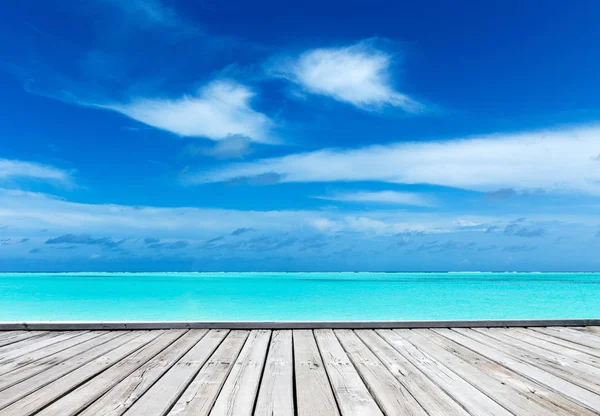 Malediven-Insel mit weißem Sandstrand und Meer — Stockfoto