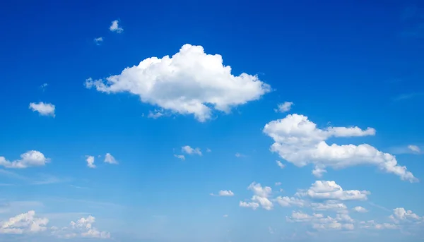 White clouds against blue sky — Stock Photo, Image