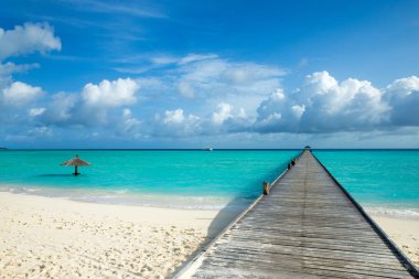 Beyaz kumlu sahili ve denizi olan tropik Maldivler adası