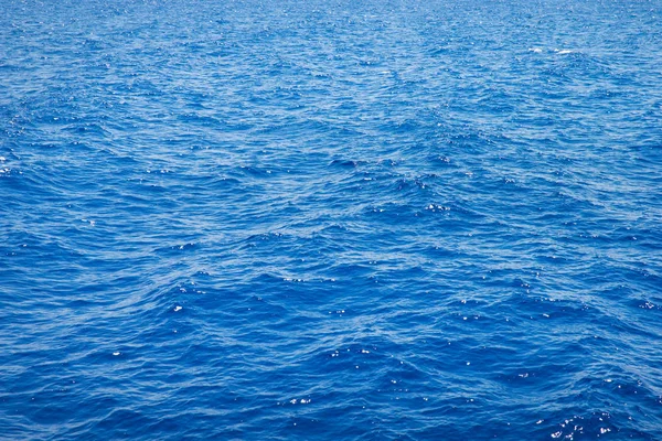 Tło morskie. Niebieska woda z odbiciami słońca — Zdjęcie stockowe