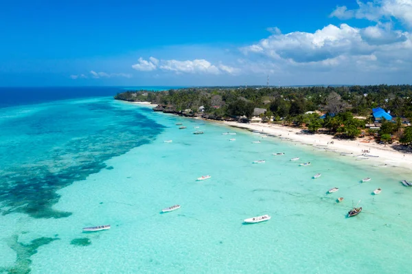 Piękna tropikalna wyspa Zanzibar widok z lotu ptaka. morze w za — Zdjęcie stockowe