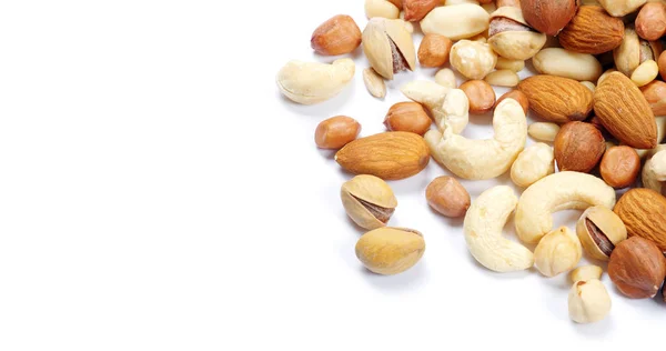Verschiedene gemischte Nüsse auf weißem Hintergrund — Stockfoto