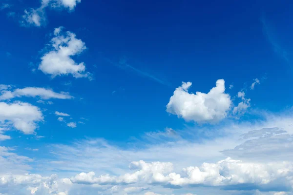 Μπλε με άσπρες σύννεφα του ουρανού. Φόντο του ουρανού — Φωτογραφία Αρχείου