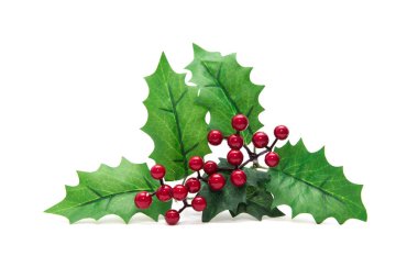 Holly meyvesi beyaz sırt deseninde izole edilmiş Noel süslemesi bırakıyor