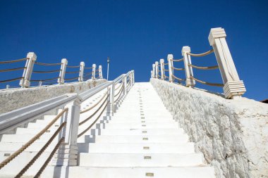 Türkiye 'de mavi gökyüzüne karşı beyaz merdivenler
