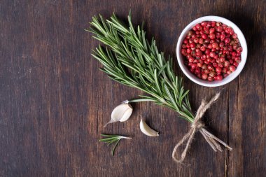 Seramik kaselerde otlar ve baharatlar. Aromatik maddeler ve natu