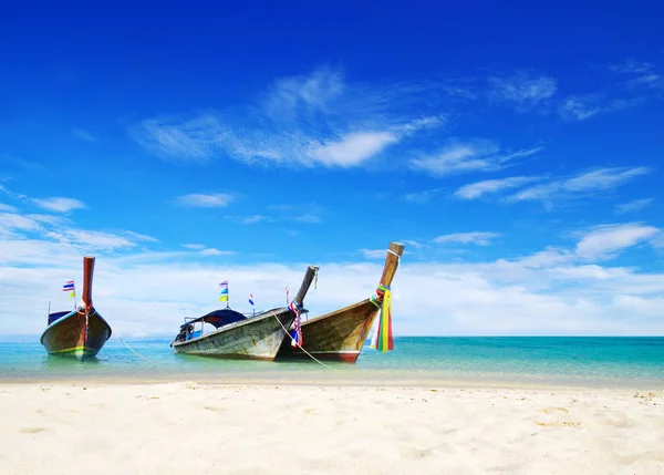 Schöner Strand und tropisches Meer — Stockfoto