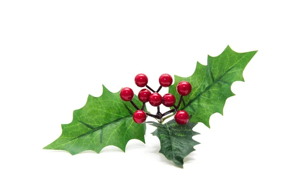 Holly meyvesi beyaz sırt deseninde izole edilmiş Noel süslemesi bırakıyor — Stok fotoğraf