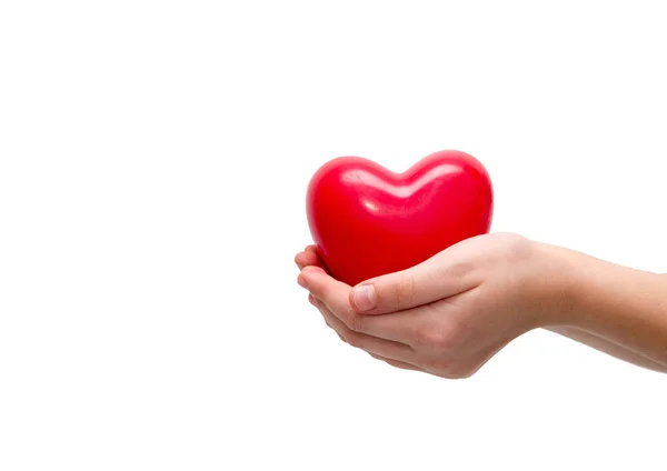 Corazón rojo en manos de mujer, sobre fondo blanco — Foto de Stock