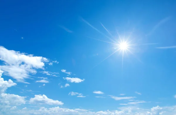 Céu fundo com nuvens. nuvens e sol — Fotografia de Stock