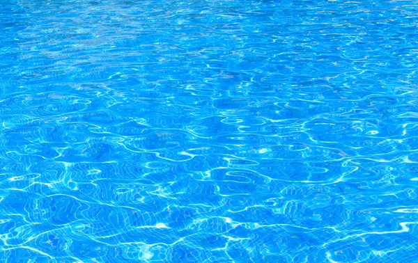 Acqua della piscina blu con riflesso del sole — Foto Stock