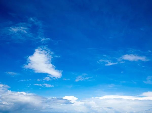 Cer albastru fundal cu nori mici — Fotografie, imagine de stoc