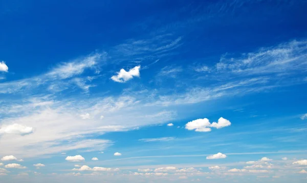 Nuages blancs contre ciel bleu — Photo