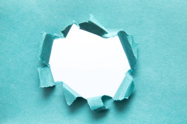 Yan tarafları yırtılmış bir kağıt parçası. Yırtık kağıt. Mesajınız için boşluk ile