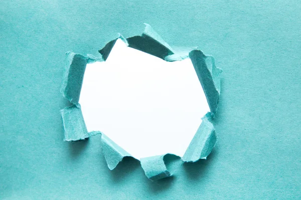 Yan tarafları yırtılmış bir kağıt parçası. Yırtık kağıt. Mesajınız için boşluk ile